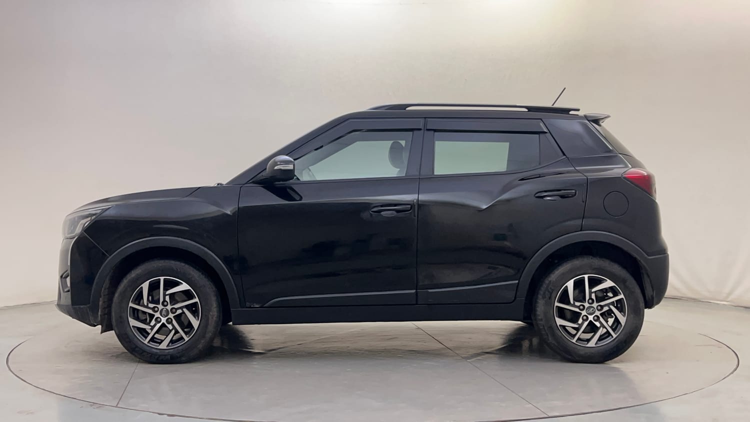 Used 2022 Mahindra XUV 300 W8 (O) 1.2 Petrol Petrol Manual exterior LEFT SIDE VIEW