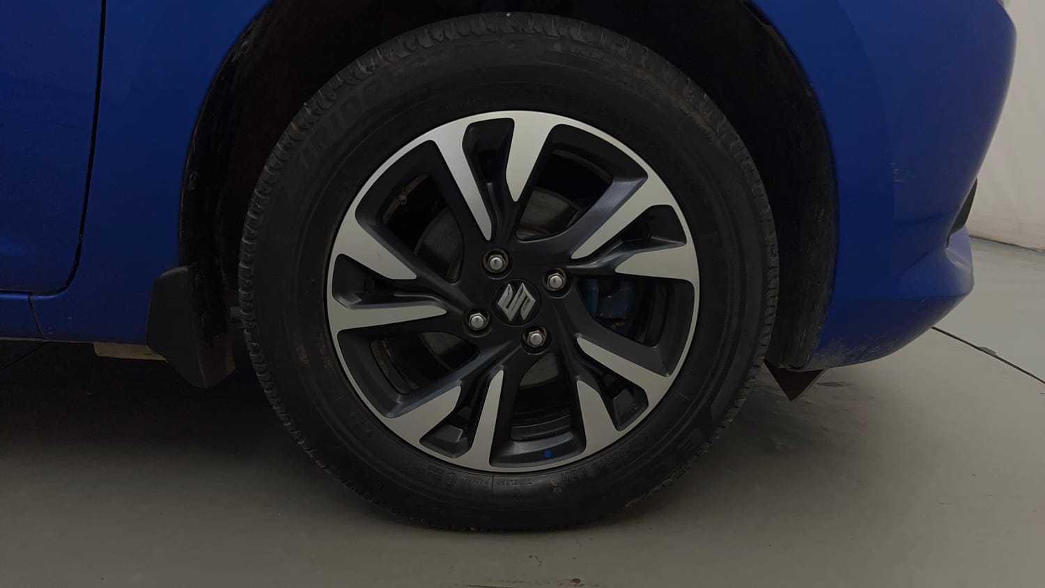 Used 2025 Maruti Suzuki Swift ZXi Plus Dual Tone AMT Petrol Automatic tyres RIGHT FRONT TYRE RIM VIEW