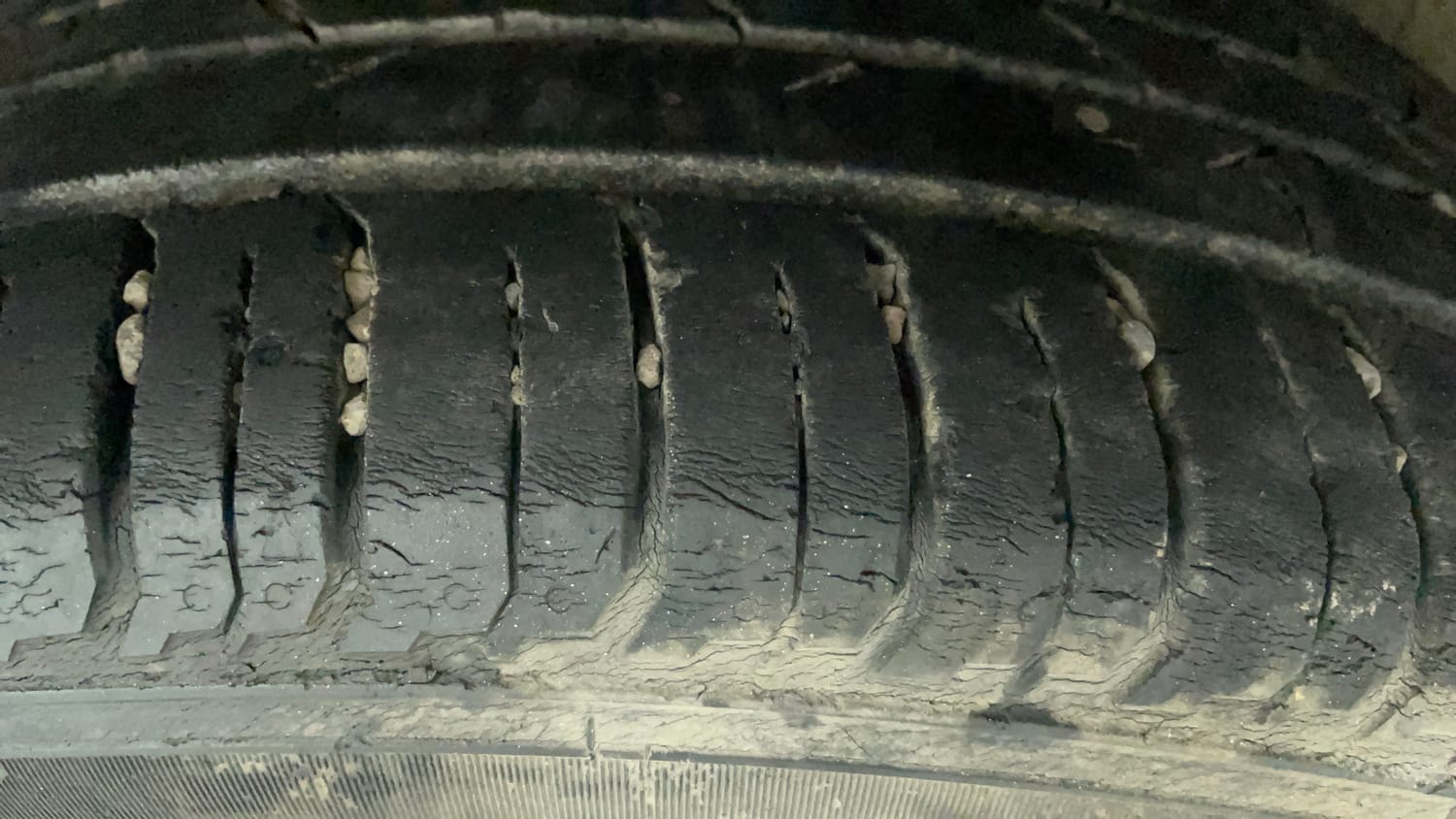 Used 2017 Maruti Suzuki Ciaz Alpha 1.4 AT Petrol Automatic tyres LEFT REAR TYRE TREAD VIEW