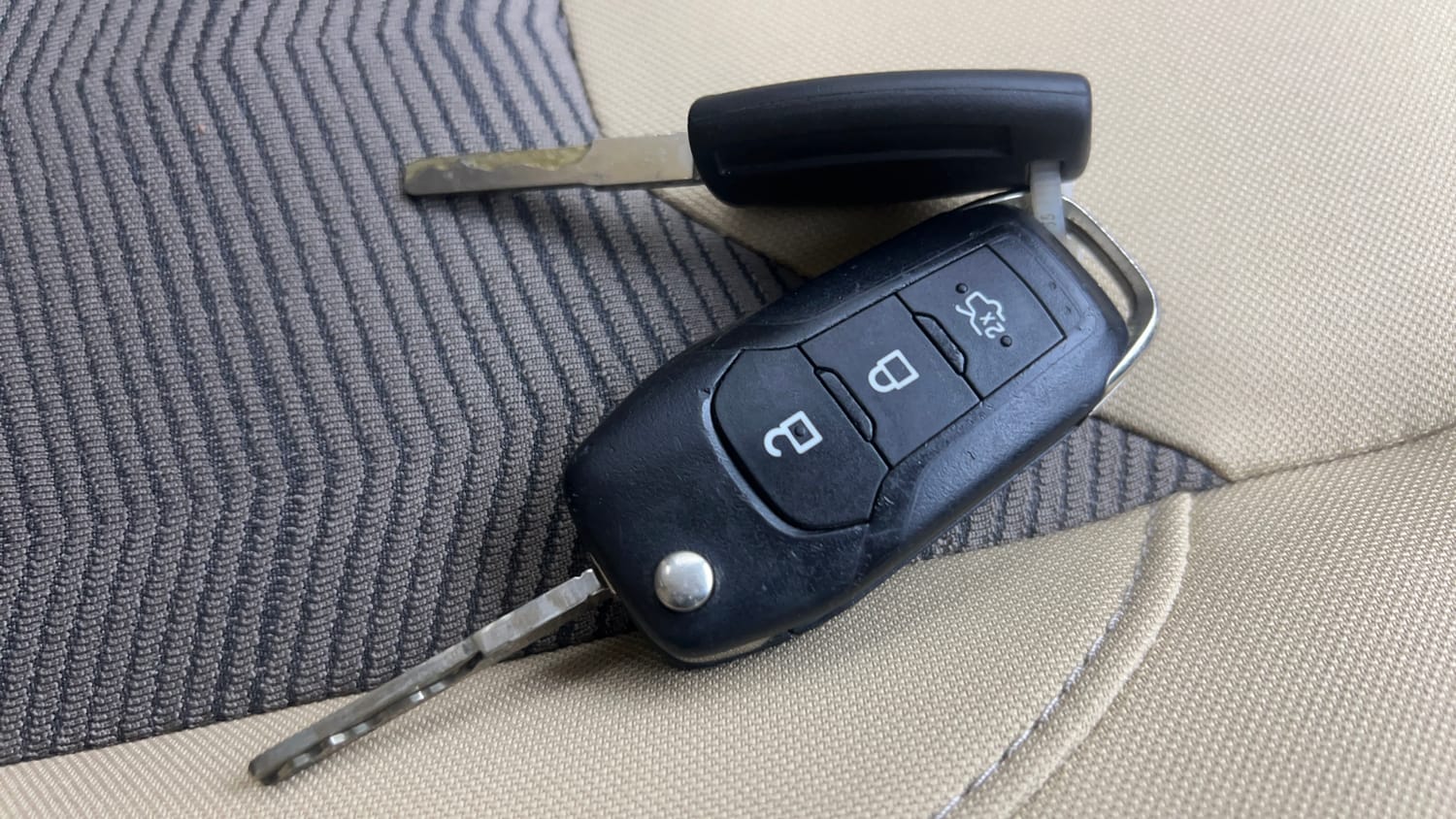 Used 2018 Ford Figo Aspire Titanium 1.2 Ti-VCT Petrol Manual extra CAR KEY VIEW