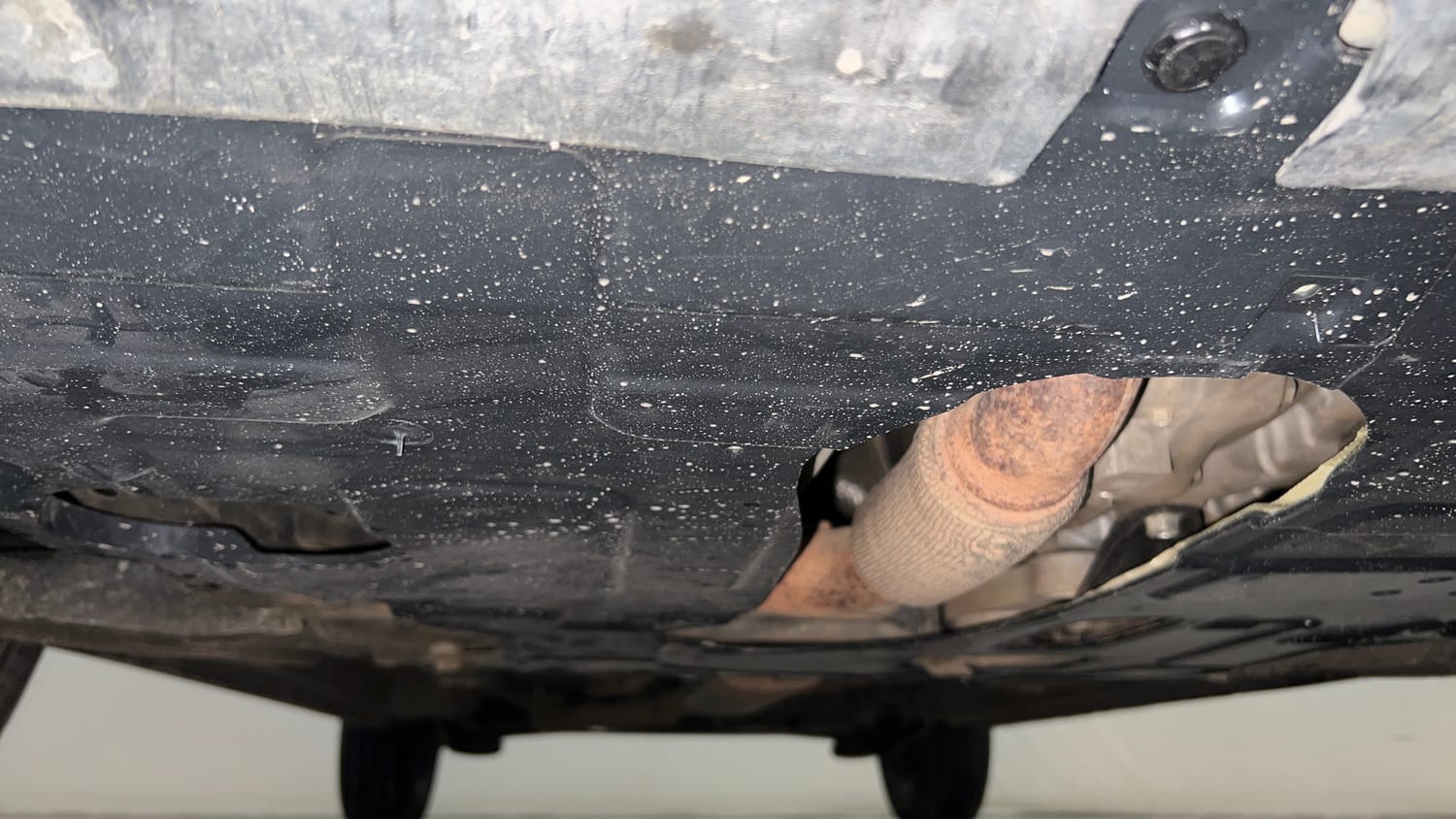 Used 2022 Mahindra XUV 300 W8 (O) 1.2 Petrol Petrol Manual extra FRONT LEFT UNDERBODY VIEW