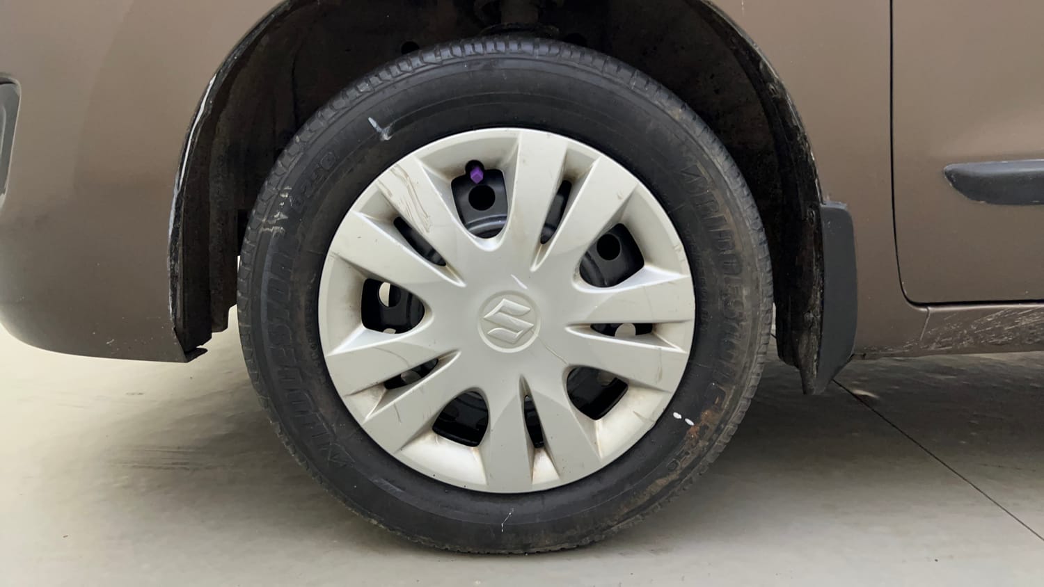 Used 2013 Maruti Suzuki Wagon R VXI Petrol Manual tyres LEFT FRONT TYRE RIM VIEW