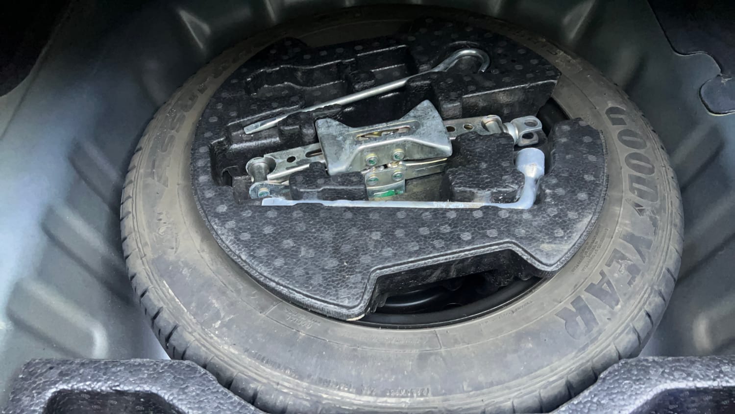 Used 2019 Maruti Suzuki Ciaz Alpha Hybrid 1.5 AT Petrol Automatic tyres SPARE TYRE VIEW