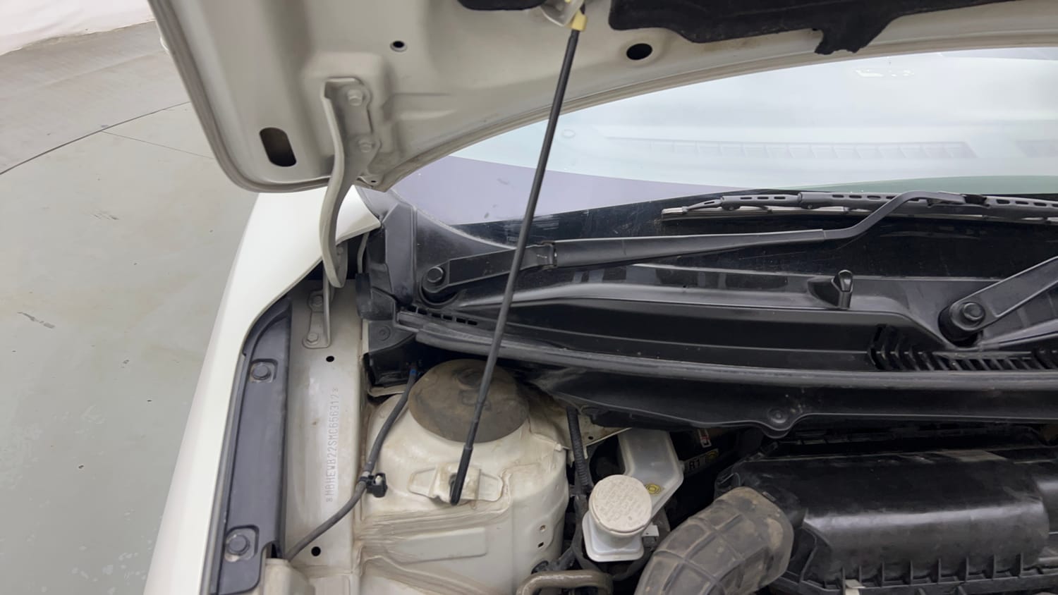 Used 2021 Maruti Suzuki Baleno Zeta Petrol Manual engine ENGINE RIGHT SIDE HINGE & APRON VIEW