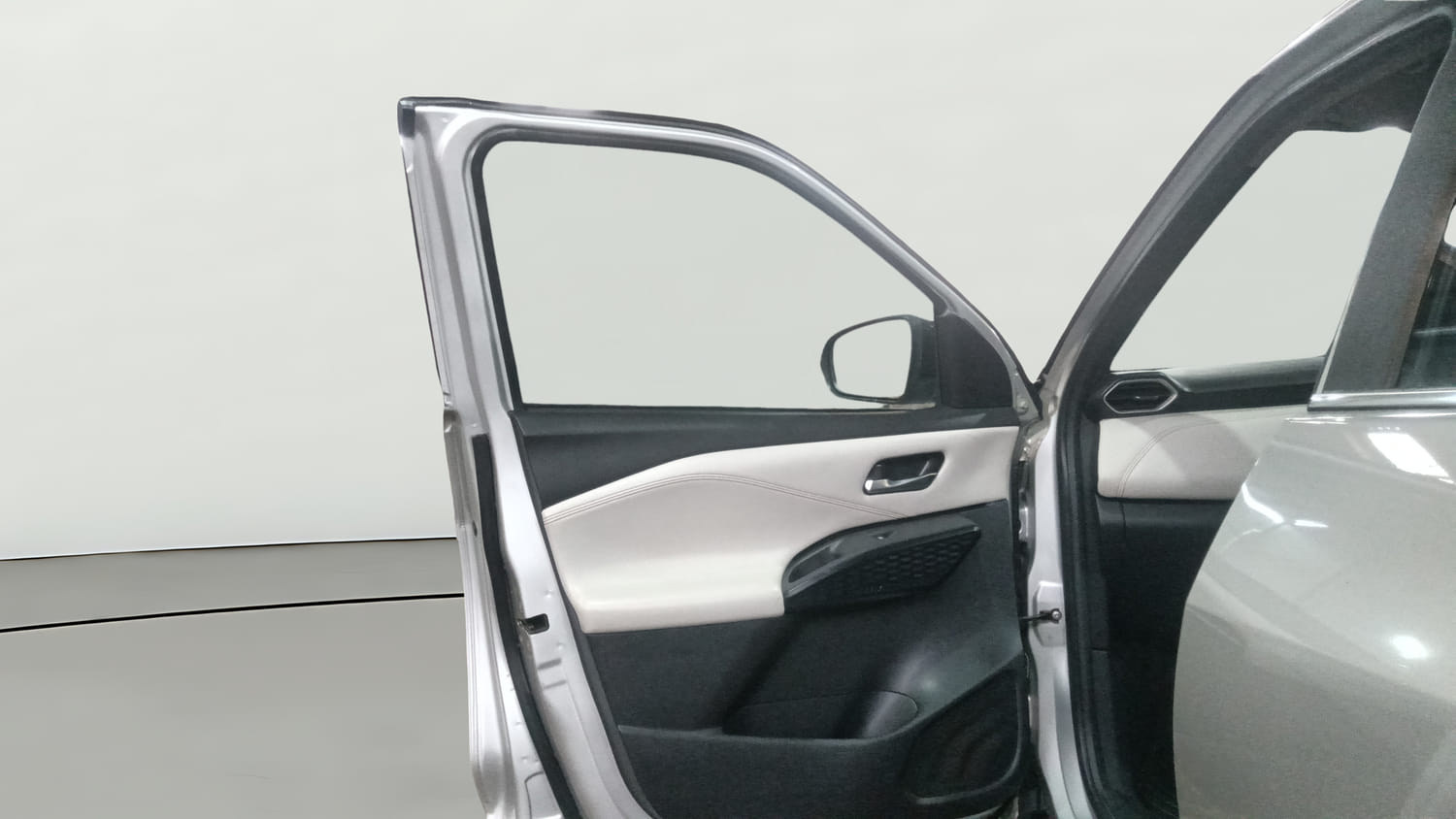 Used 2025 Nissan Magnite Tekna B4D 1.0 Petrol MT Petrol Manual interior LEFT FRONT DOOR OPEN VIEW