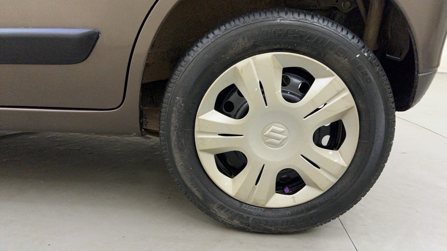 Used 2013 Maruti Suzuki Wagon R VXI Petrol Manual tyres LEFT REAR TYRE RIM VIEW