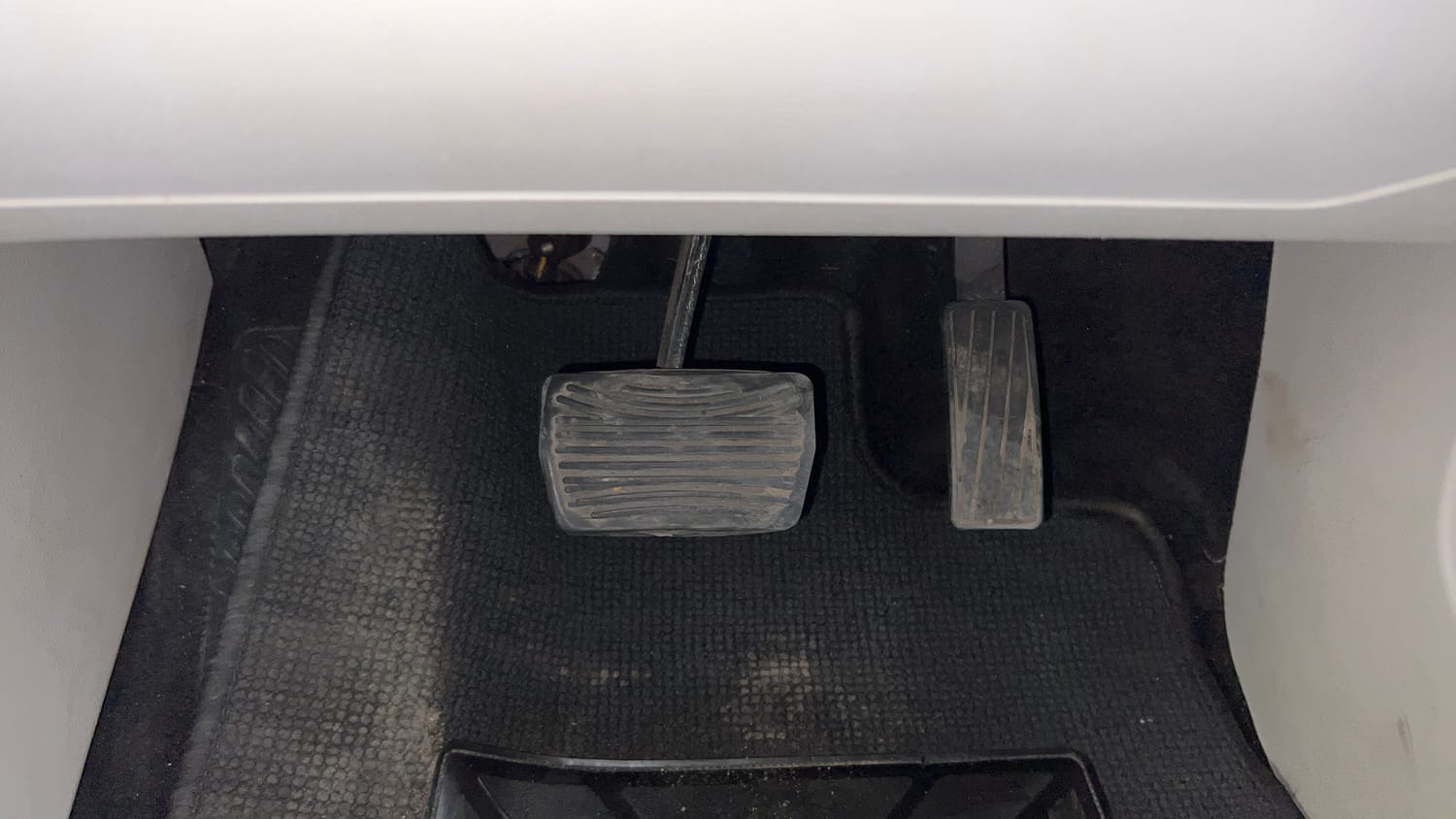 Used 2021 Mahindra XUV 300 W8 (O) 1.5 Diesel AMT Dual Tone Diesel Automatic interior PEDALS VIEW