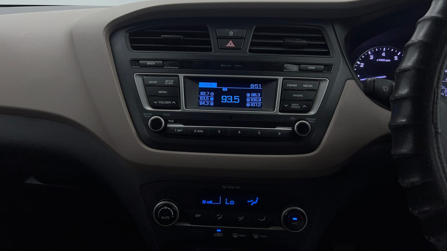 Used 2016 Hyundai Elite i20 Sportz 1.2 Petrol Manual top_features Integrated (in-dash) music system