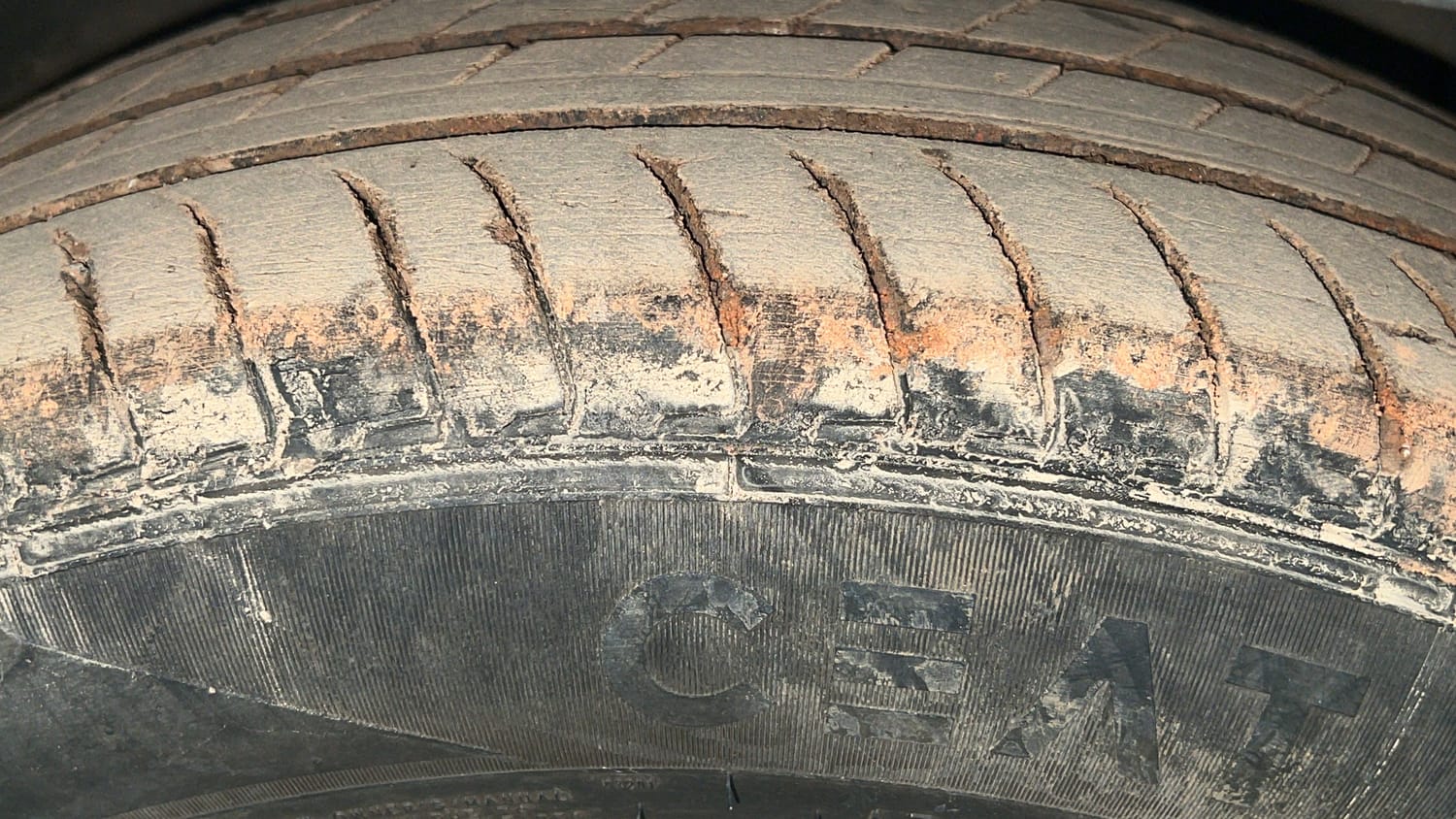 Used 2024 Hyundai Exter SX (O) Connect 1.2 AMT Petrol Automatic tyres RIGHT FRONT TYRE TREAD VIEW