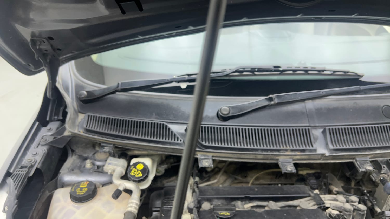 Used 2018 Ford Figo Aspire Titanium 1.2 Ti-VCT Petrol Manual engine ENGINE RIGHT SIDE HINGE & APRON VIEW