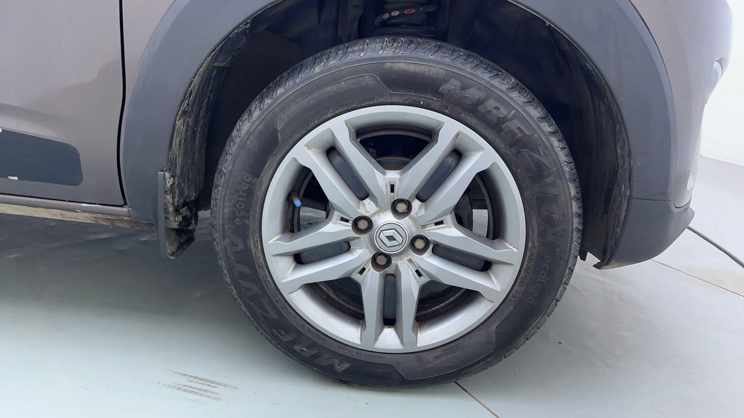Used 2024 Renault Triber RXZ EASY-R AMT Petrol Automatic tyres RIGHT FRONT TYRE RIM VIEW