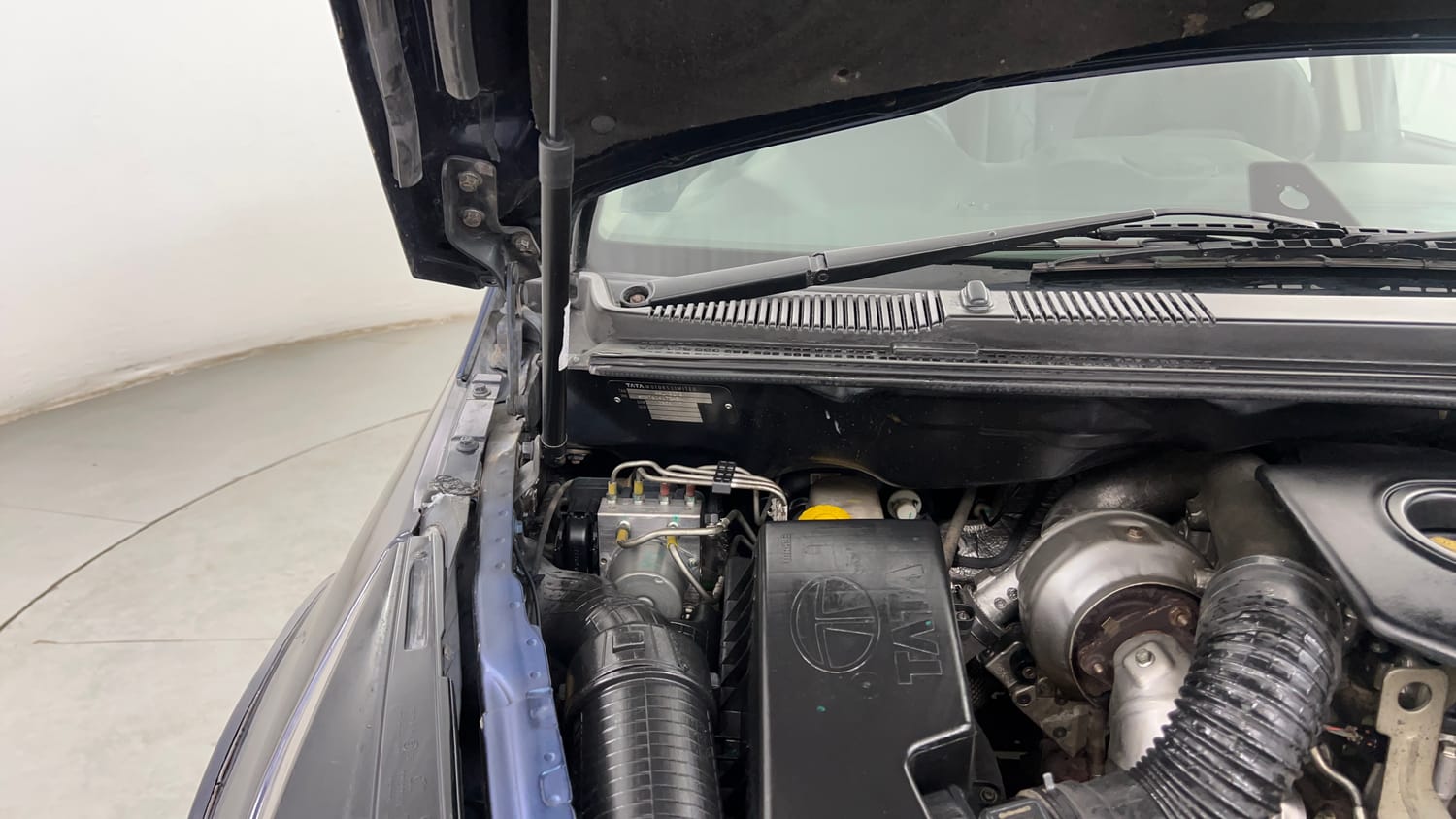 Used 2018 Tata Hexa XT 4x2 7 STR Diesel Manual engine ENGINE RIGHT SIDE HINGE & APRON VIEW