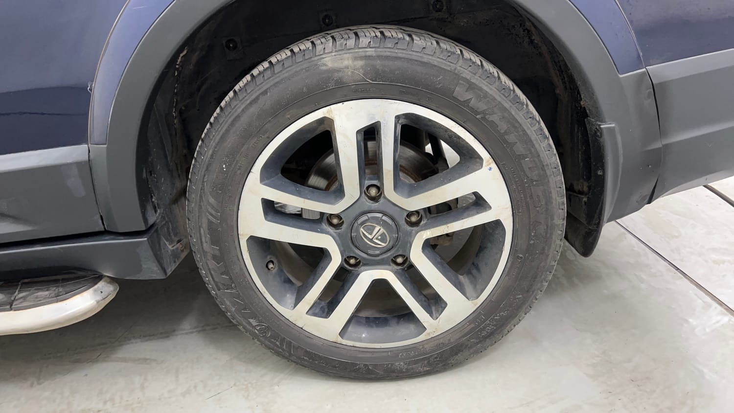 Used 2018 Tata Hexa XT 4x2 7 STR Diesel Manual tyres LEFT REAR TYRE RIM VIEW