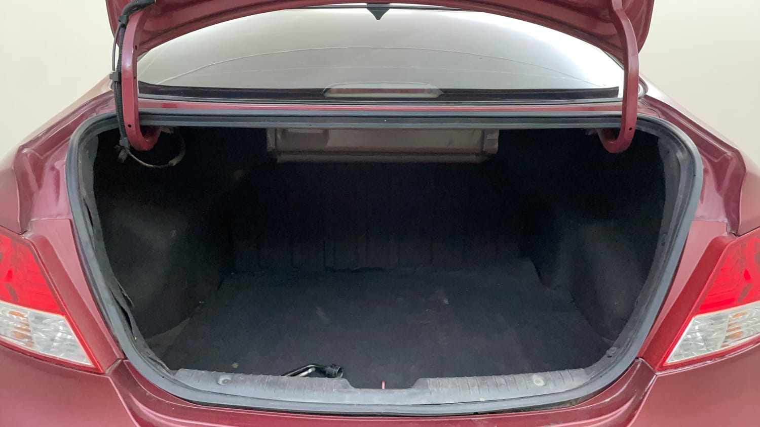 Used 2014 Hyundai Verna Fluidic 1.6 VTVT SX Petrol Manual interior DICKY INSIDE VIEW