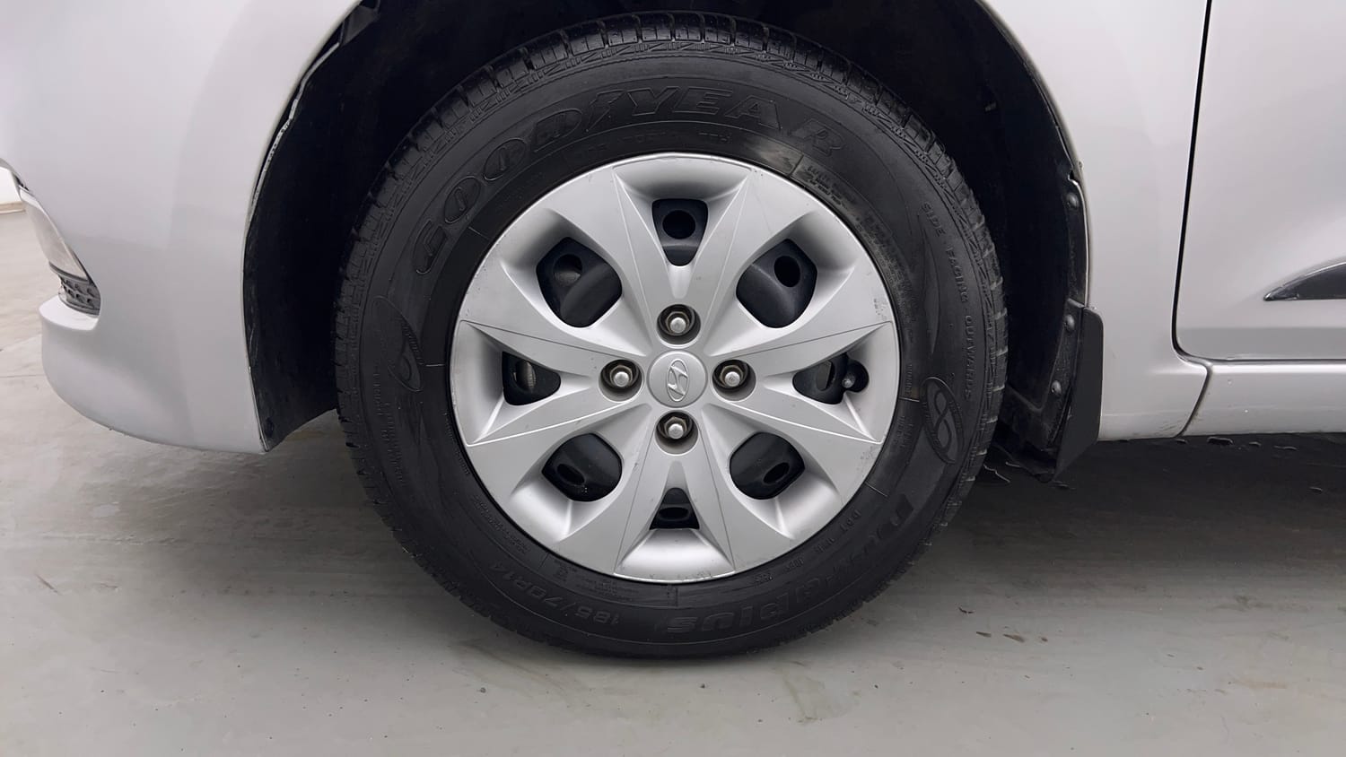 Used 2016 Hyundai Elite i20 Sportz 1.2 Petrol Manual tyres LEFT FRONT TYRE RIM VIEW