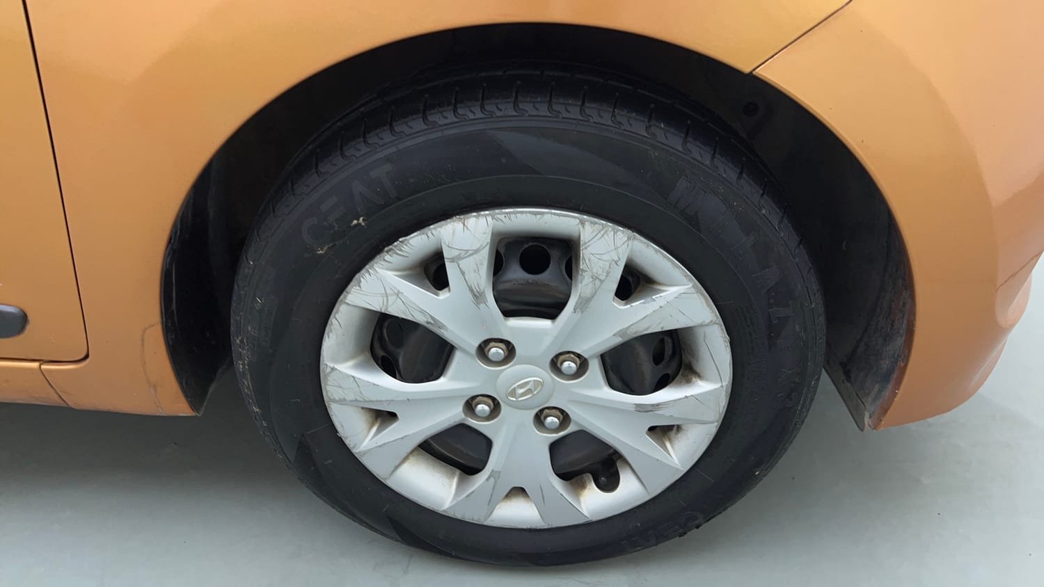 Used 2014 null Petrol Manual tyres RIGHT FRONT TYRE RIM VIEW