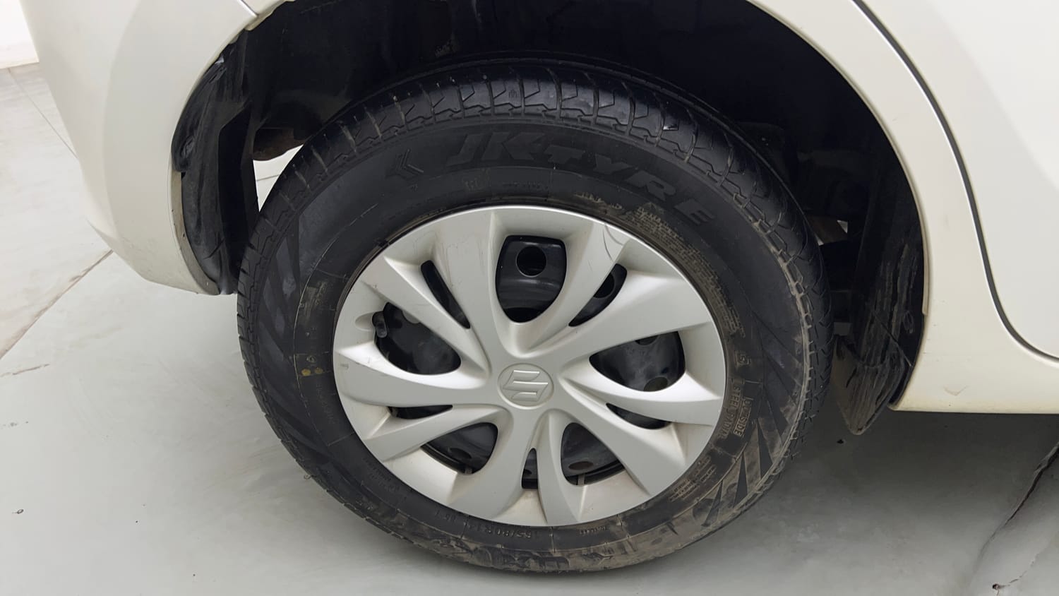 Used 2023 Maruti Suzuki Swift VXi Petrol Manual tyres RIGHT REAR TYRE RIM VIEW