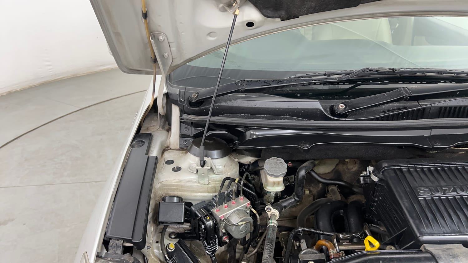 Used 2015 Maruti Suzuki Ciaz ZXi  AT Petrol Automatic engine ENGINE RIGHT SIDE HINGE & APRON VIEW