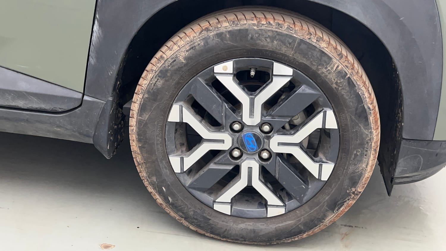 Used 2024 Hyundai Exter SX (O) Connect 1.2 AMT Petrol Automatic tyres RIGHT FRONT TYRE RIM VIEW
