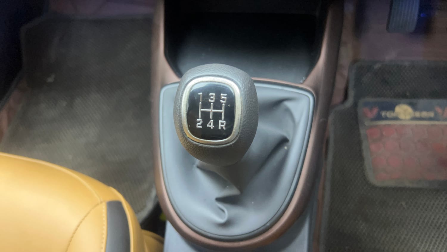 Used 2024 Hyundai Aura SX 1.2 CNG Cng Manual interior GEAR  KNOB VIEW
