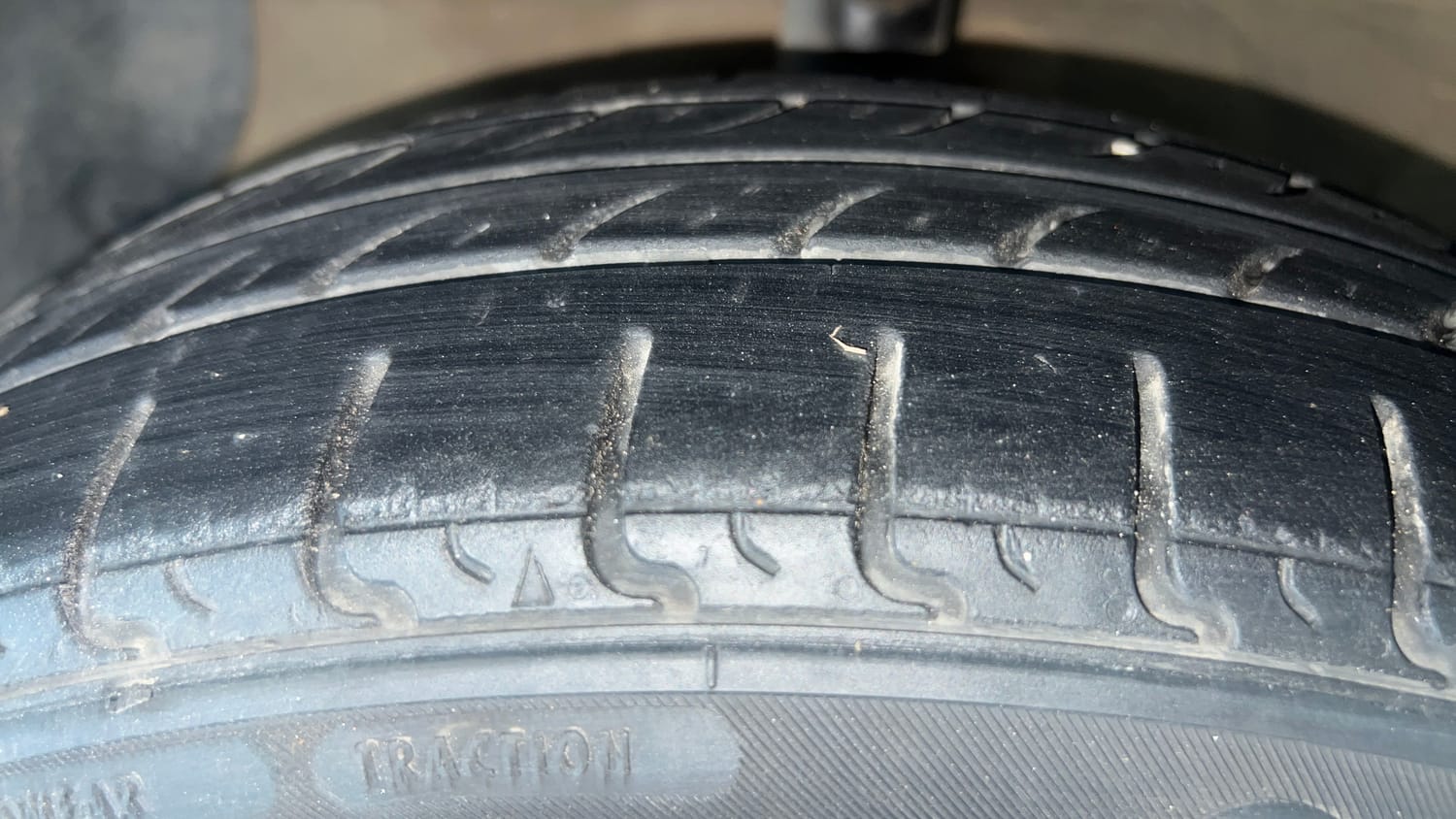 Used 2014 null Petrol Manual tyres LEFT FRONT TYRE TREAD VIEW