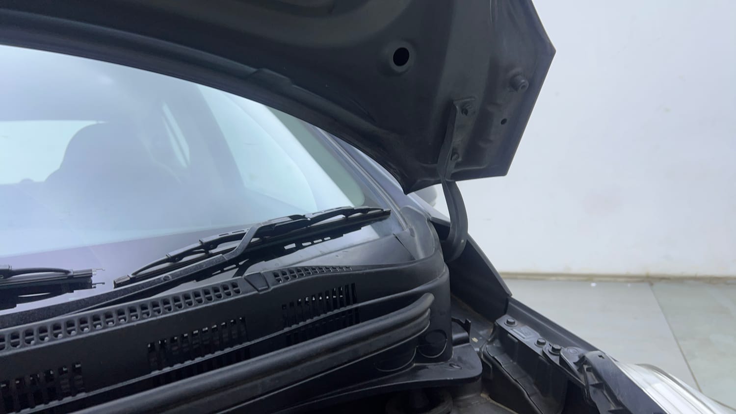 Used 2014 Hyundai Grand i10 Sportz AT 1.2 Kappa VTVT Petrol Automatic engine ENGINE LEFT SIDE HINGE & APRON VIEW