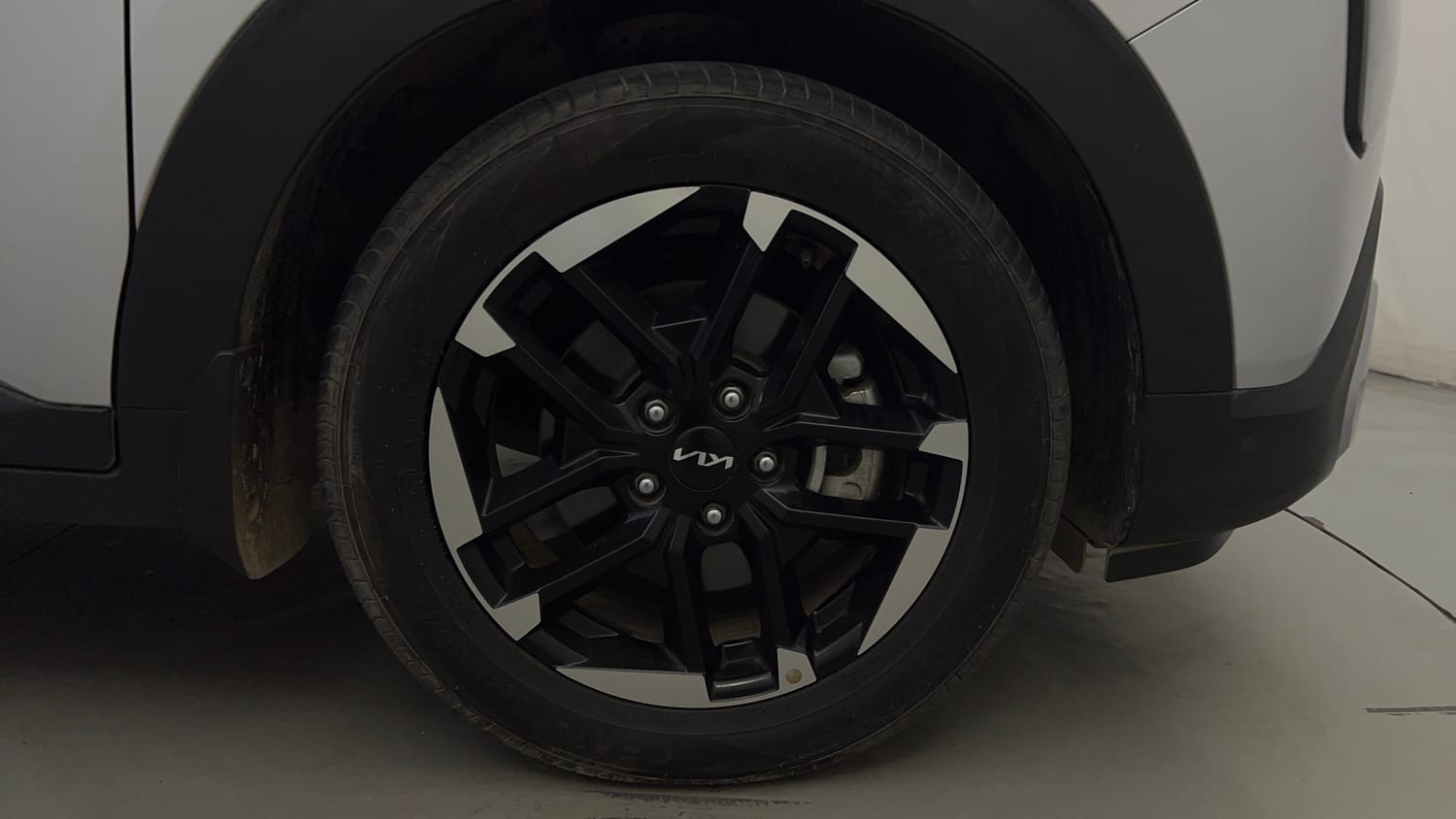 Used 2025 Kia Carens Clavis HTX Plus 1.5 Turbo Petrol 7STR MT Petrol Manual tyres RIGHT FRONT TYRE RIM VIEW