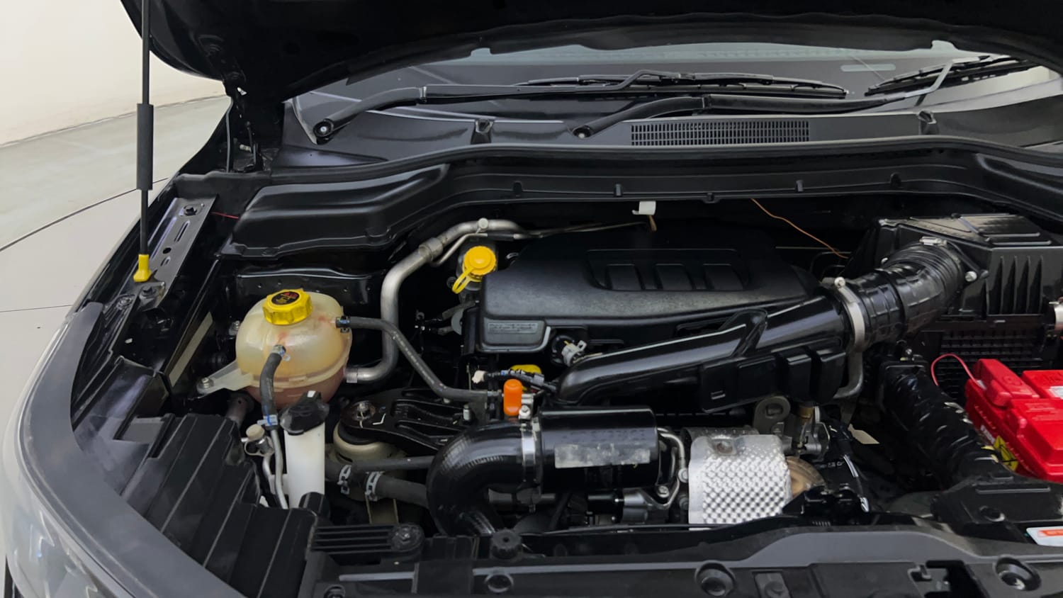 Used 2022 Mahindra XUV 300 W8 (O) 1.2 Petrol Petrol Manual engine ENGINE RIGHT SIDE HINGE & APRON VIEW