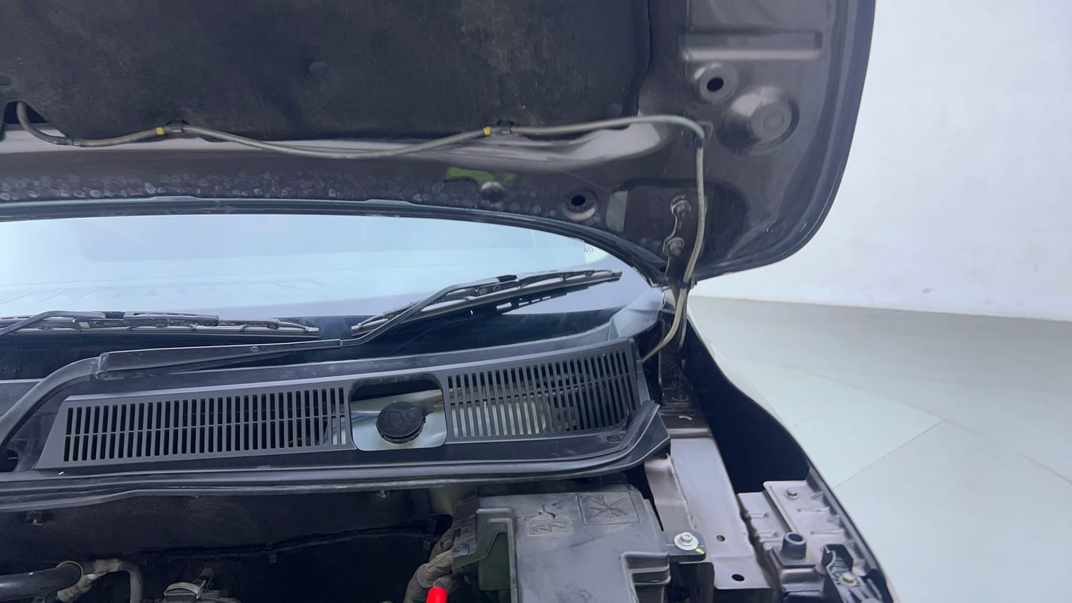 Used 2024 Renault Triber RXZ EASY-R AMT Petrol Automatic engine ENGINE LEFT SIDE HINGE & APRON VIEW