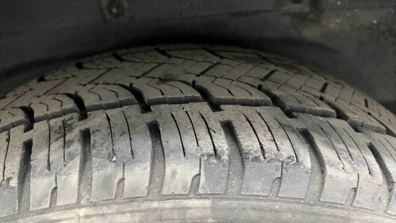Used 2018 Tata Hexa XT 4x2 7 STR Diesel Manual tyres LEFT REAR TYRE TREAD VIEW