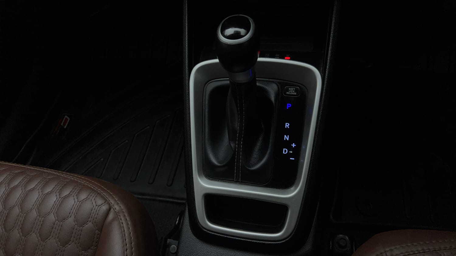 Used 2020 Hyundai Venue SX Plus 1.0 Turbo DCT Petrol Automatic interior GEAR  KNOB VIEW