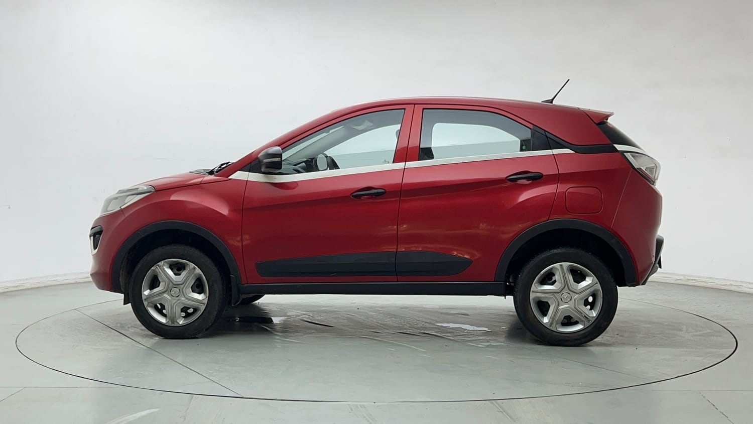 Used 2018 Tata Nexon XM Petrol Manual exterior LEFT SIDE VIEW