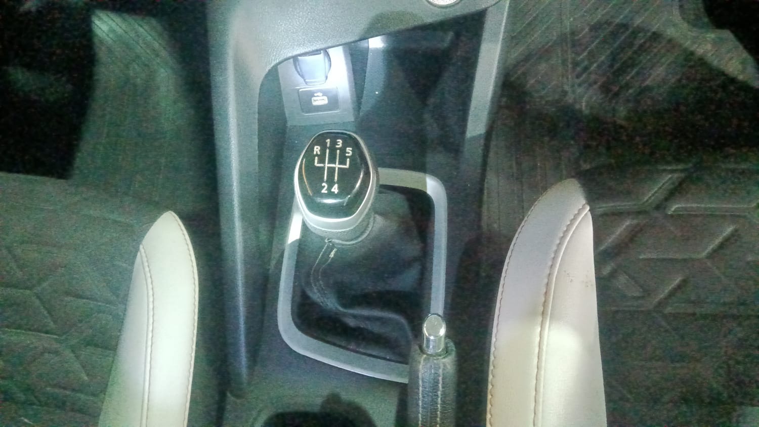 Used 2025 Nissan Magnite Tekna B4D 1.0 Petrol MT Petrol Manual interior GEAR  KNOB VIEW