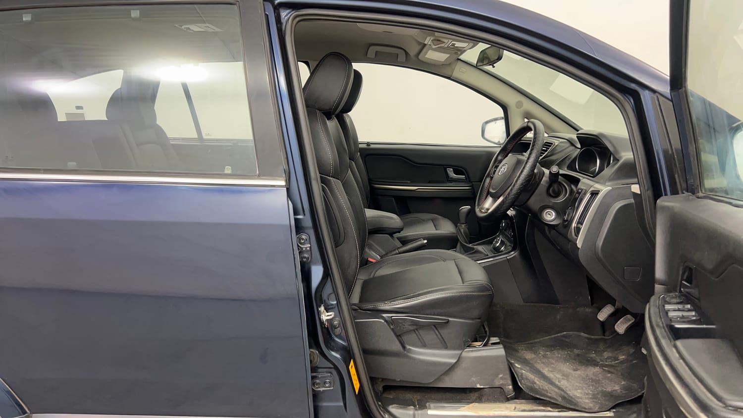 Used 2018 Tata Hexa XT 4x2 7 STR Diesel Manual interior RIGHT SIDE FRONT DOOR CABIN VIEW