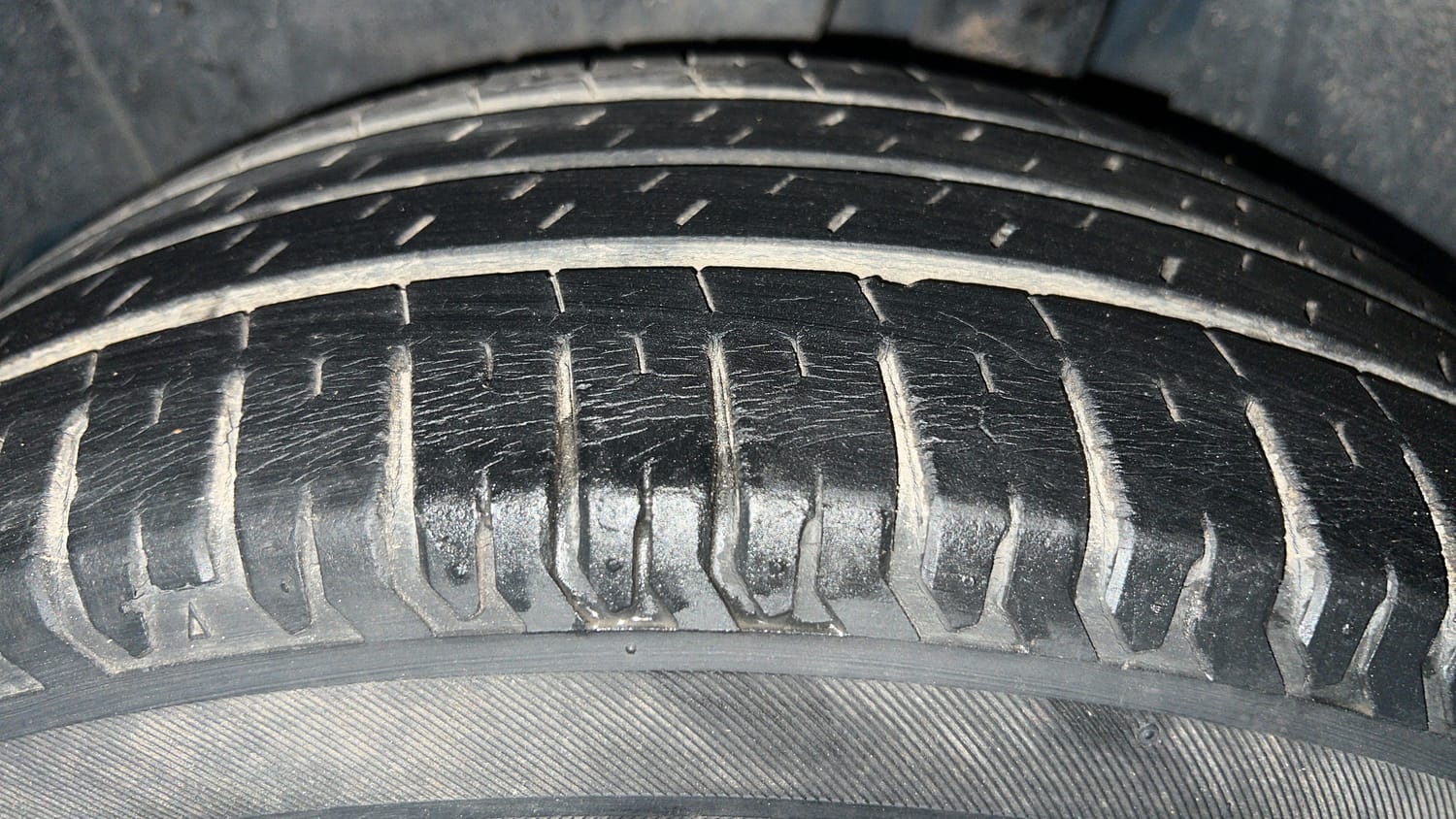 Used 2019 Maruti Suzuki XL6 Alpha MT Petrol Petrol Manual tyres LEFT REAR TYRE TREAD VIEW