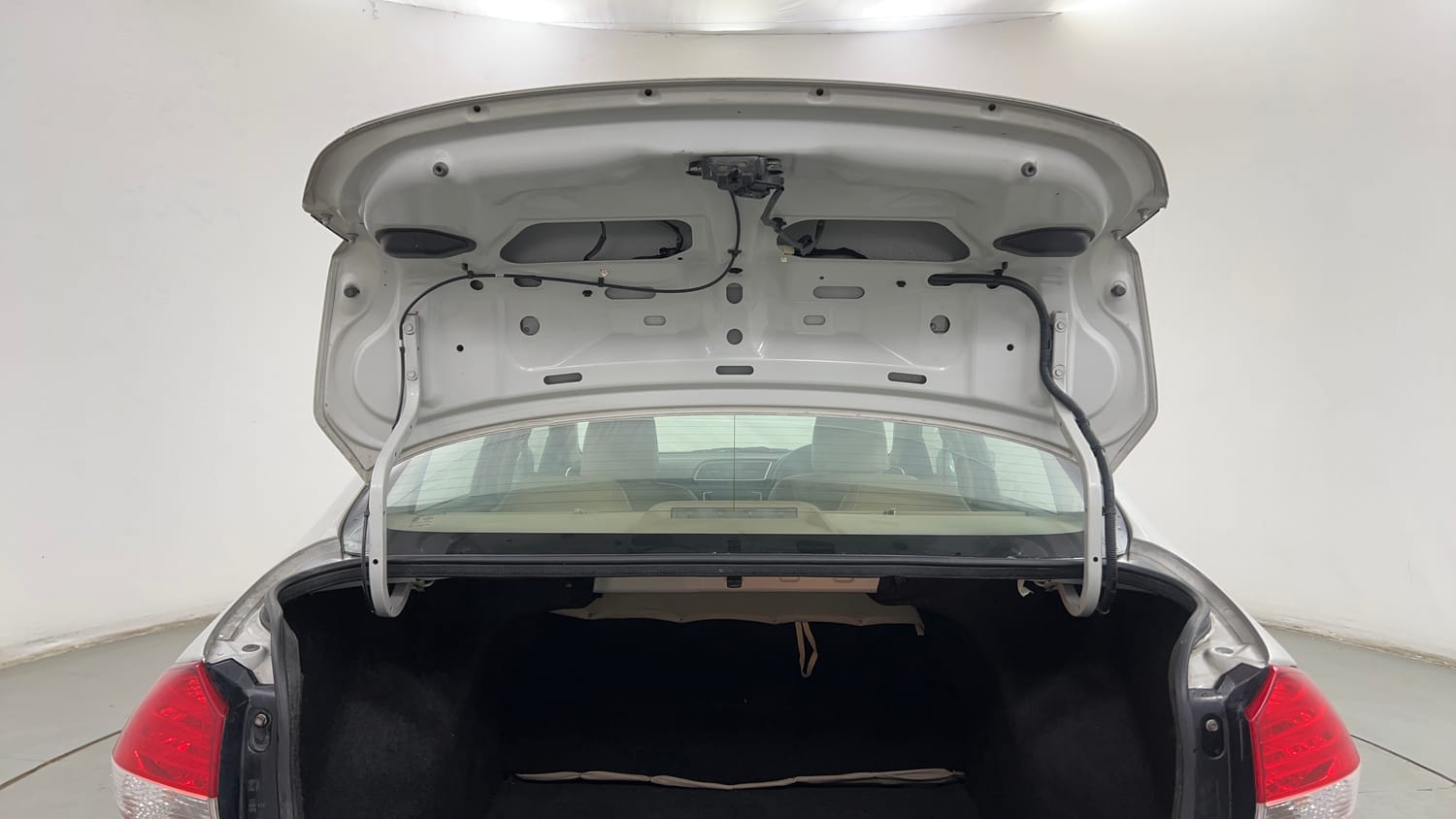 Used 2015 Maruti Suzuki Ciaz ZXi  AT Petrol Automatic interior DICKY DOOR OPEN VIEW