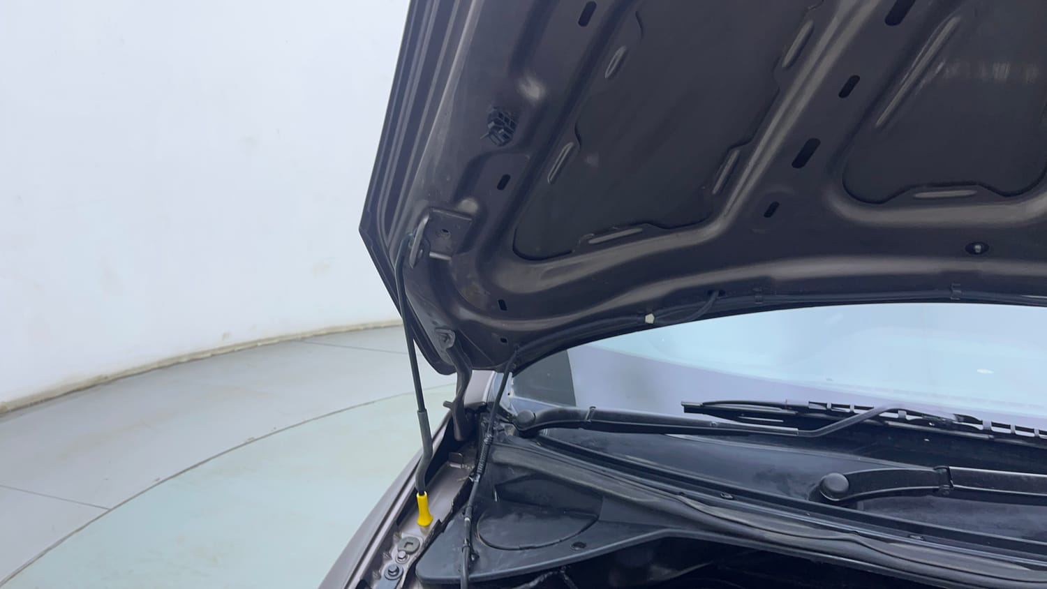 Used 2018 Tata Tiago Revotron XT Petrol Manual engine ENGINE RIGHT SIDE HINGE & APRON VIEW