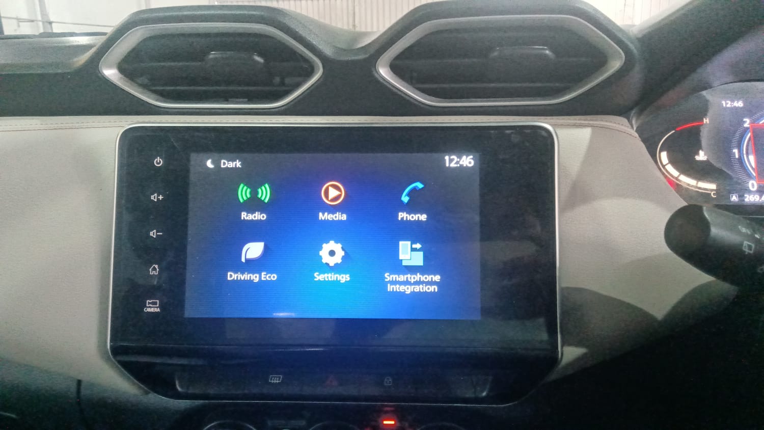 Used 2025 Nissan Magnite Tekna B4D 1.0 Petrol MT Petrol Manual top_features Integrated (in-dash) music system