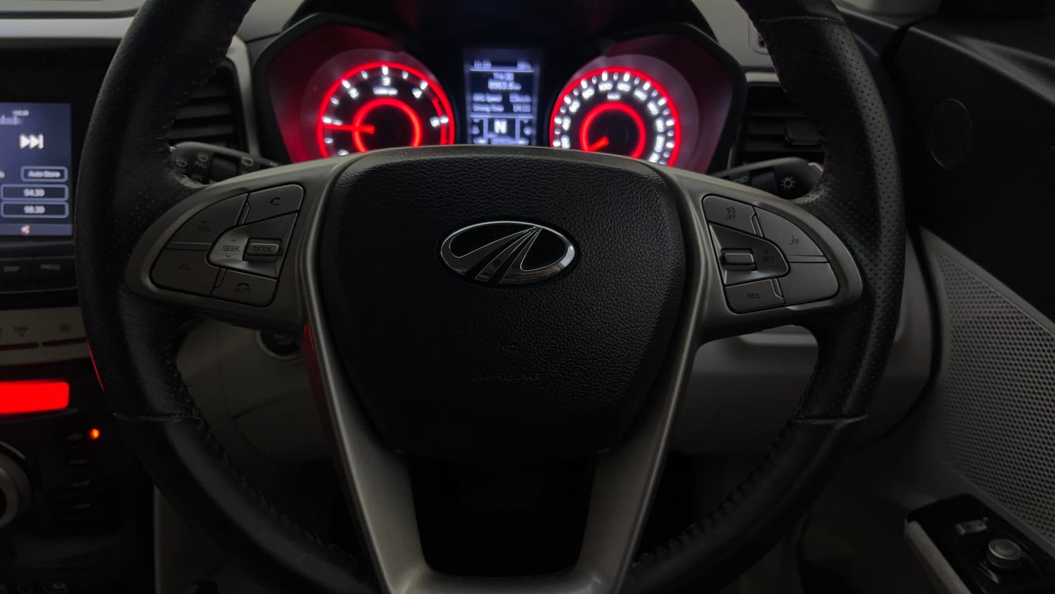 Used 2021 Mahindra XUV 300 W8 (O) 1.5 Diesel AMT Dual Tone Diesel Automatic top_features Airbags