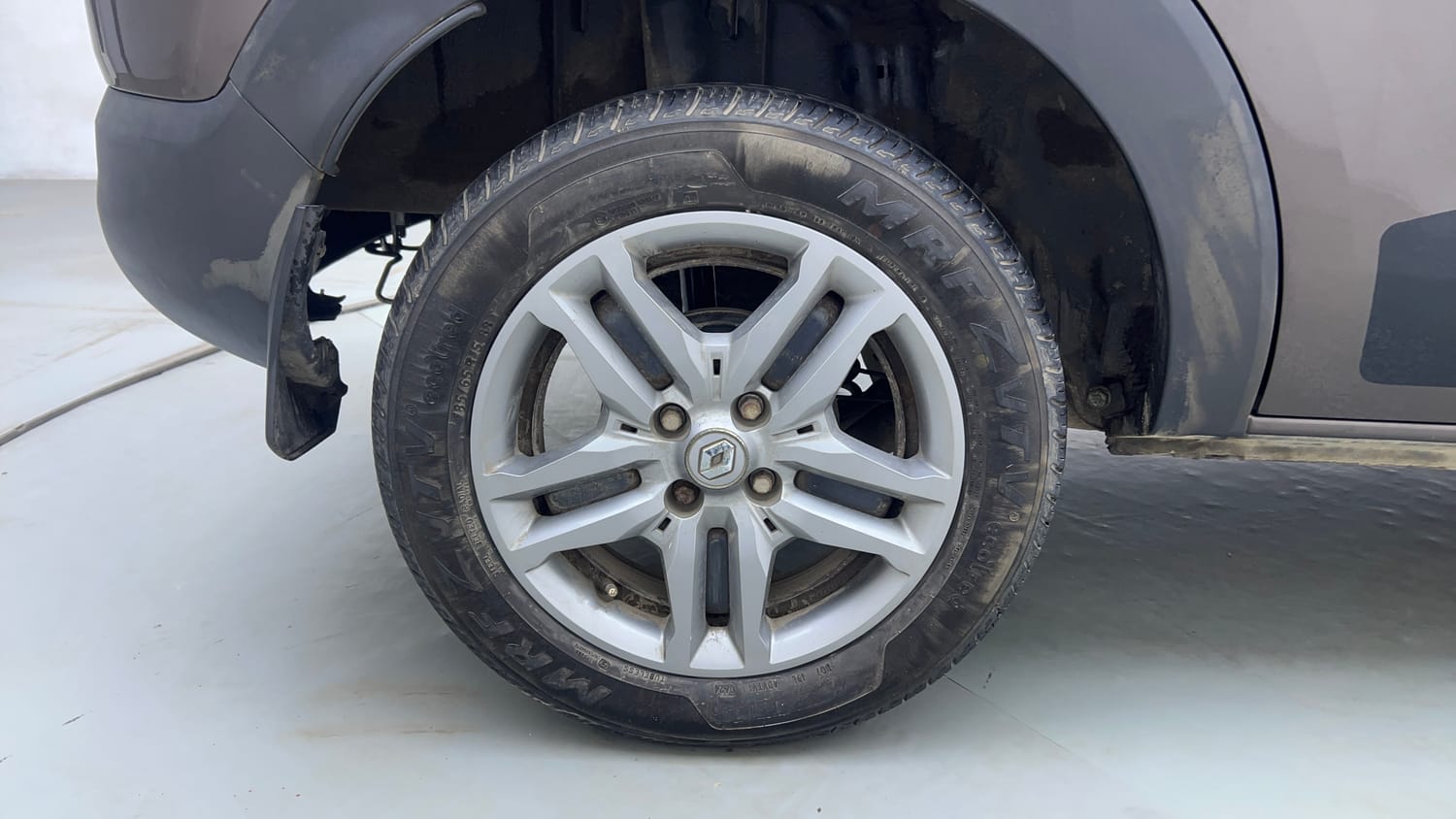 Used 2024 Renault Triber RXZ EASY-R AMT Petrol Automatic tyres RIGHT REAR TYRE RIM VIEW
