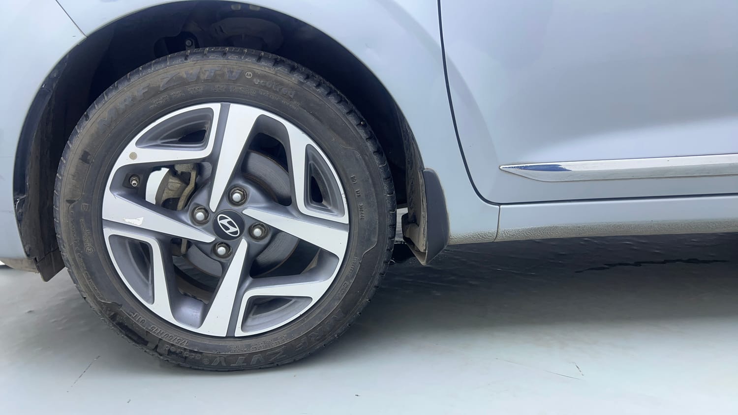 Used 2024 Hyundai Aura SX 1.2 CNG Cng Manual tyres LEFT FRONT TYRE RIM VIEW