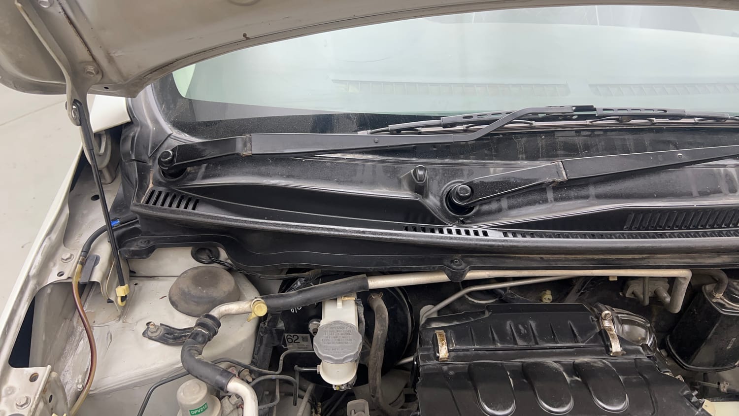 Used 2015 Maruti Suzuki Celerio VXi AMT Petrol Automatic engine ENGINE RIGHT SIDE HINGE & APRON VIEW