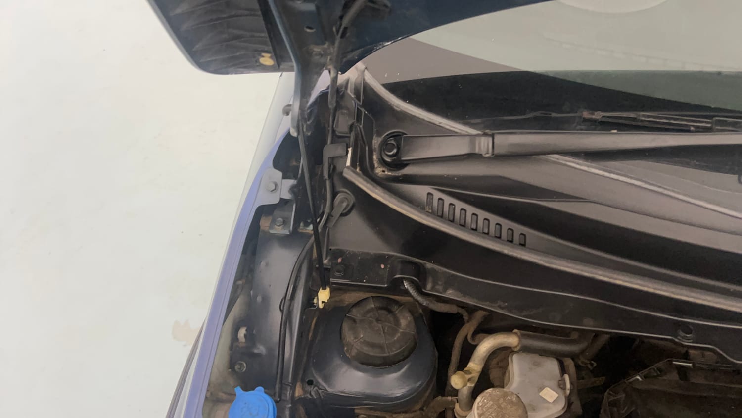 Used 2022 Maruti Suzuki Ignis Delta 1.2 MT Petrol Manual engine ENGINE RIGHT SIDE HINGE & APRON VIEW