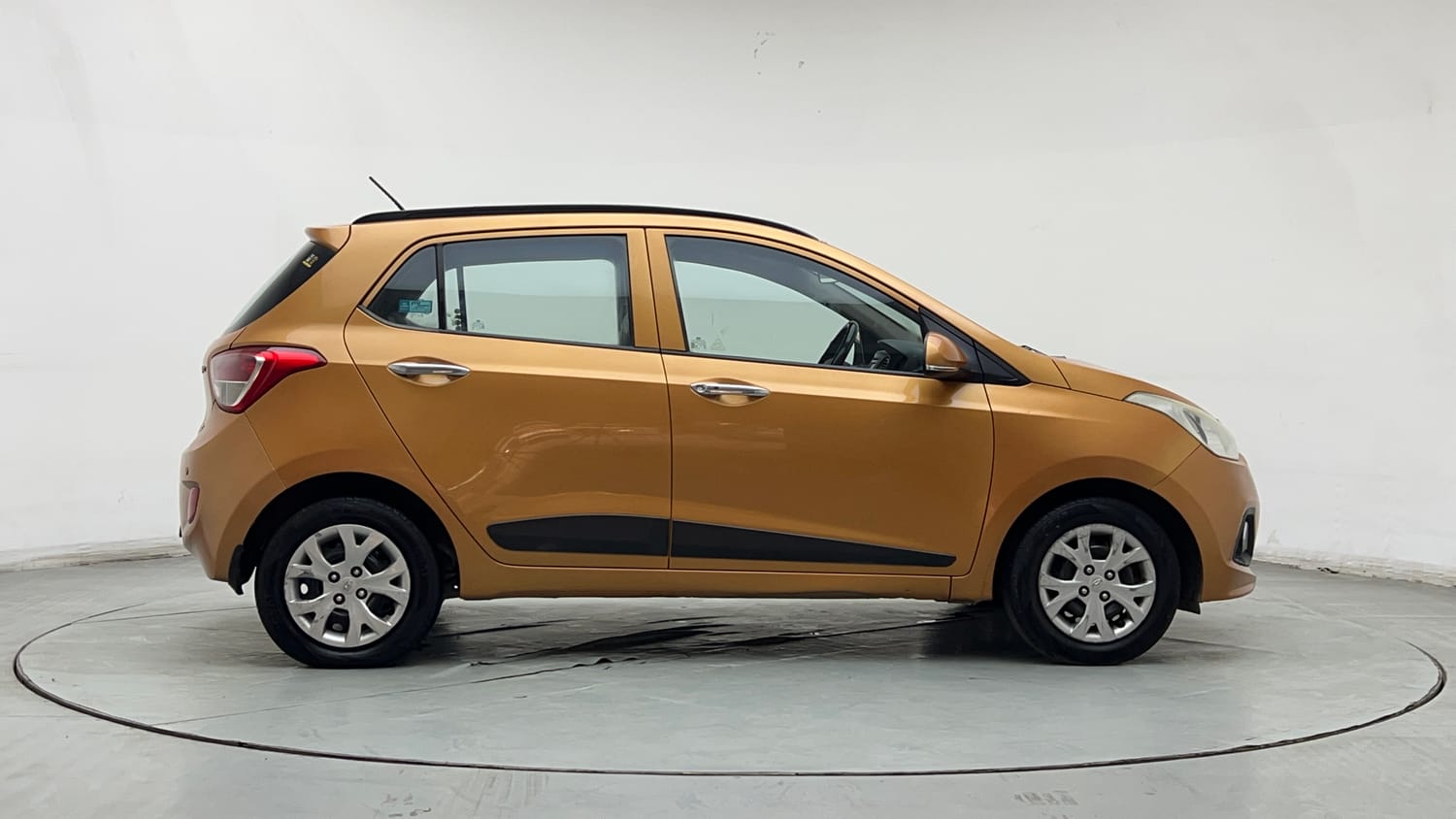 Used 2014 null Petrol Manual exterior RIGHT SIDE VIEW