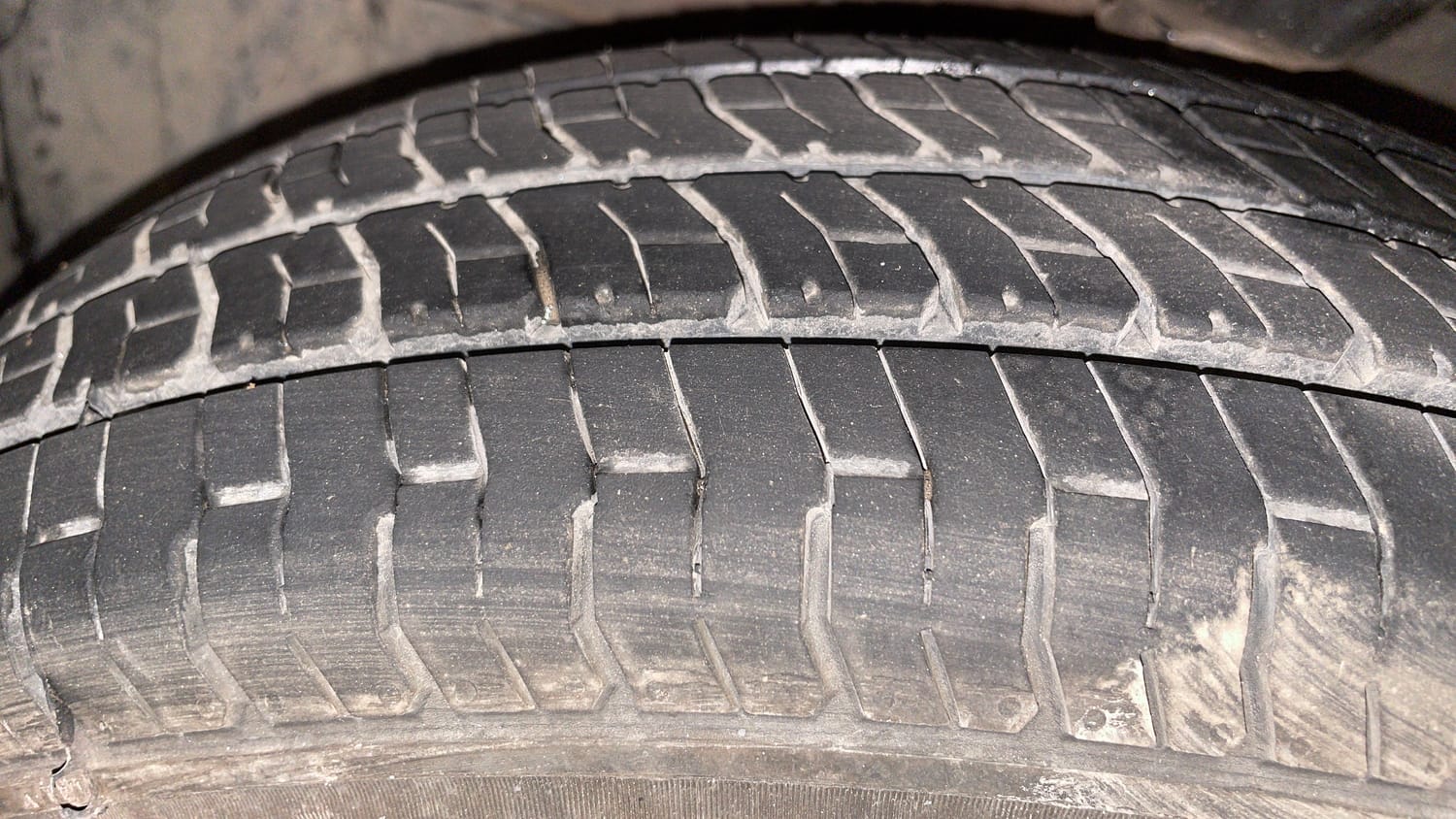 Used 2012 Hyundai i10 Sportz 1.2 AT Kappa2 Petrol Automatic tyres LEFT FRONT TYRE TREAD VIEW