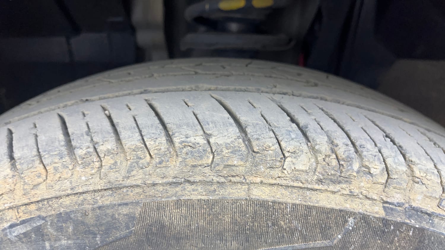Used 2023 Nissan Magnite XV Petrol Manual tyres LEFT FRONT TYRE TREAD VIEW