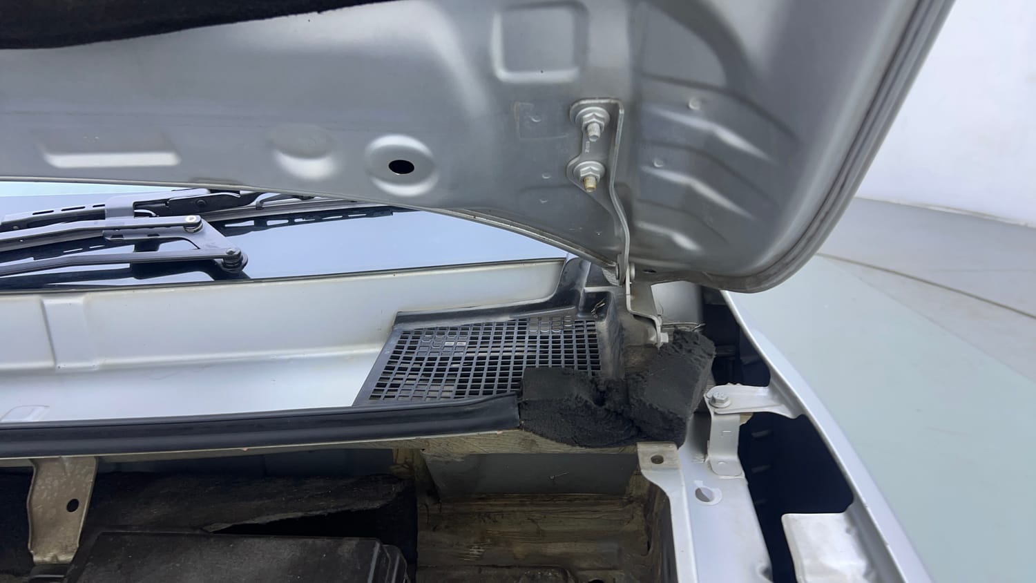 Used 2017 Renault Kwid RXT Petrol Manual engine ENGINE LEFT SIDE HINGE & APRON VIEW