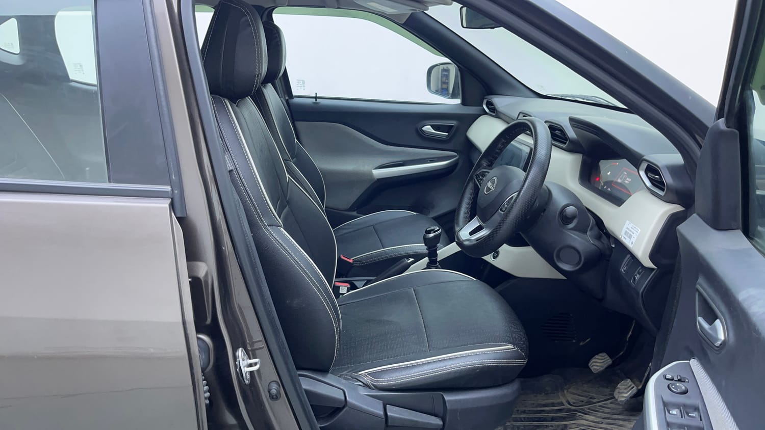 Used 2023 Nissan Magnite XV Petrol Manual interior RIGHT SIDE FRONT DOOR CABIN VIEW