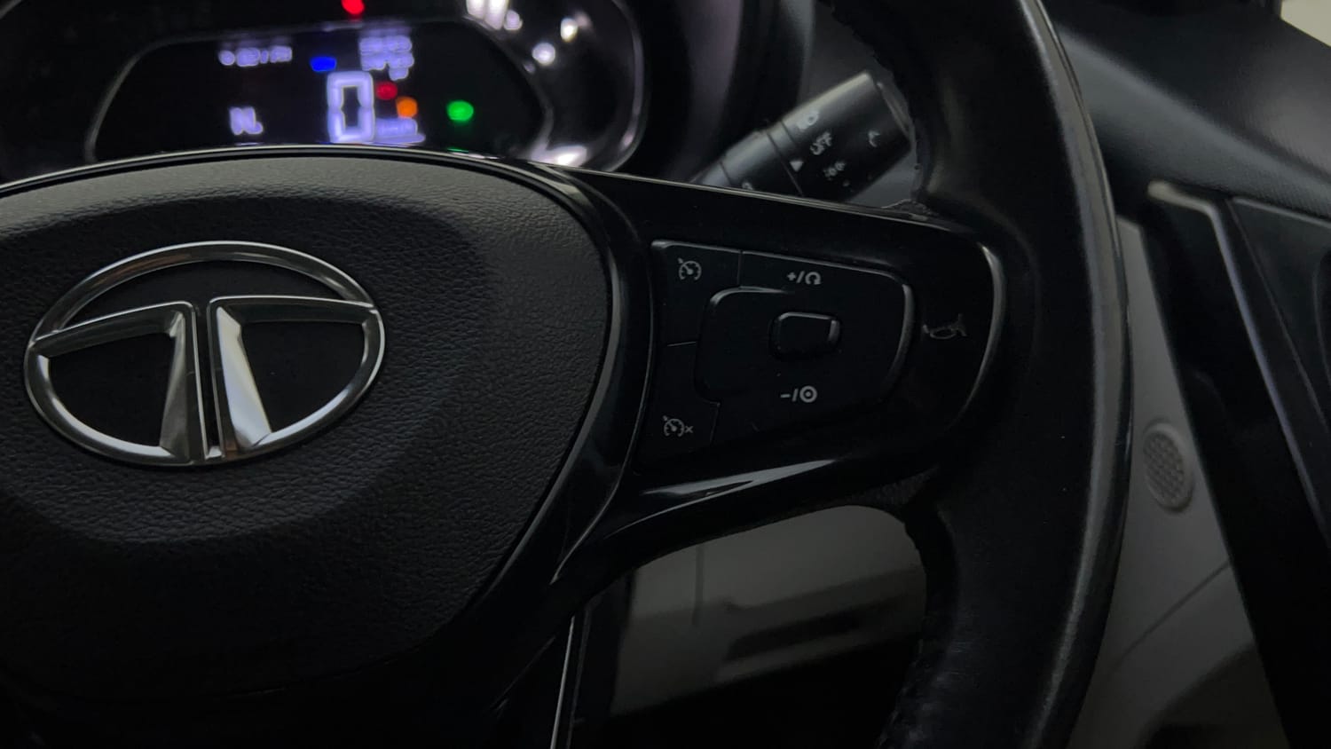 Used 2022 Tata Nexon XZA Plus (Premium) Petrol Automatic top_features Cruise control