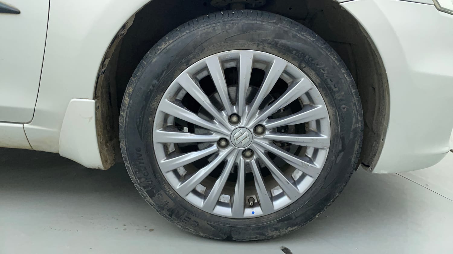 Used 2017 Maruti Suzuki Ciaz Alpha 1.4 AT Petrol Automatic tyres RIGHT FRONT TYRE RIM VIEW